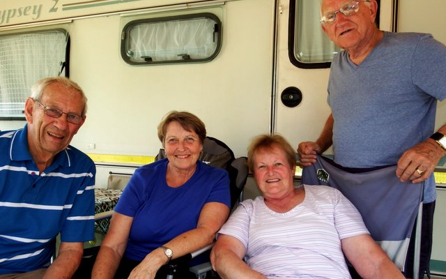 Regs is die Golden Oldies se voorsitter, Eric Smith en sy eggenote,  Elizabeth. Links is twee klublede, Mossie Mostert en Annalet Perold.